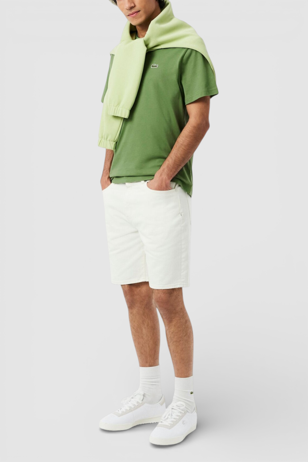 תמונת כל הלוק של חולצת טי